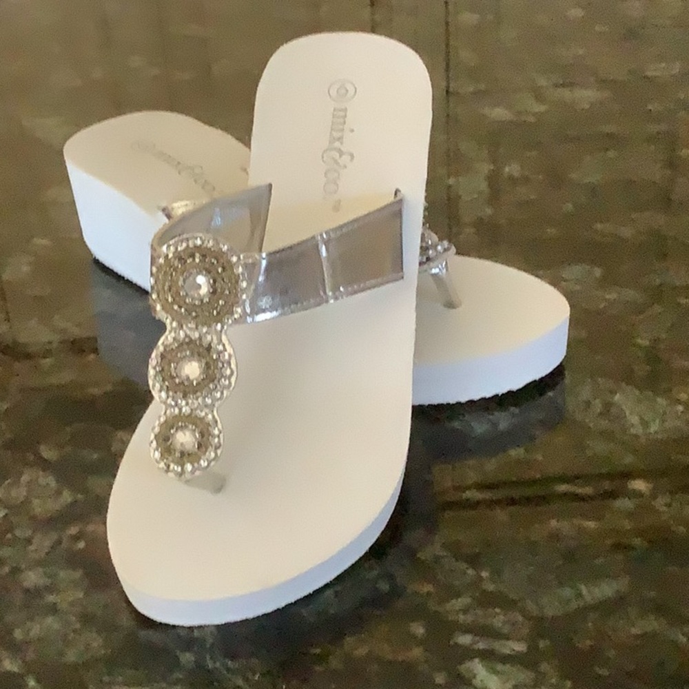WHITE & SILVER WEDGE FLIP FLOP THONG Sandals Grandco 6